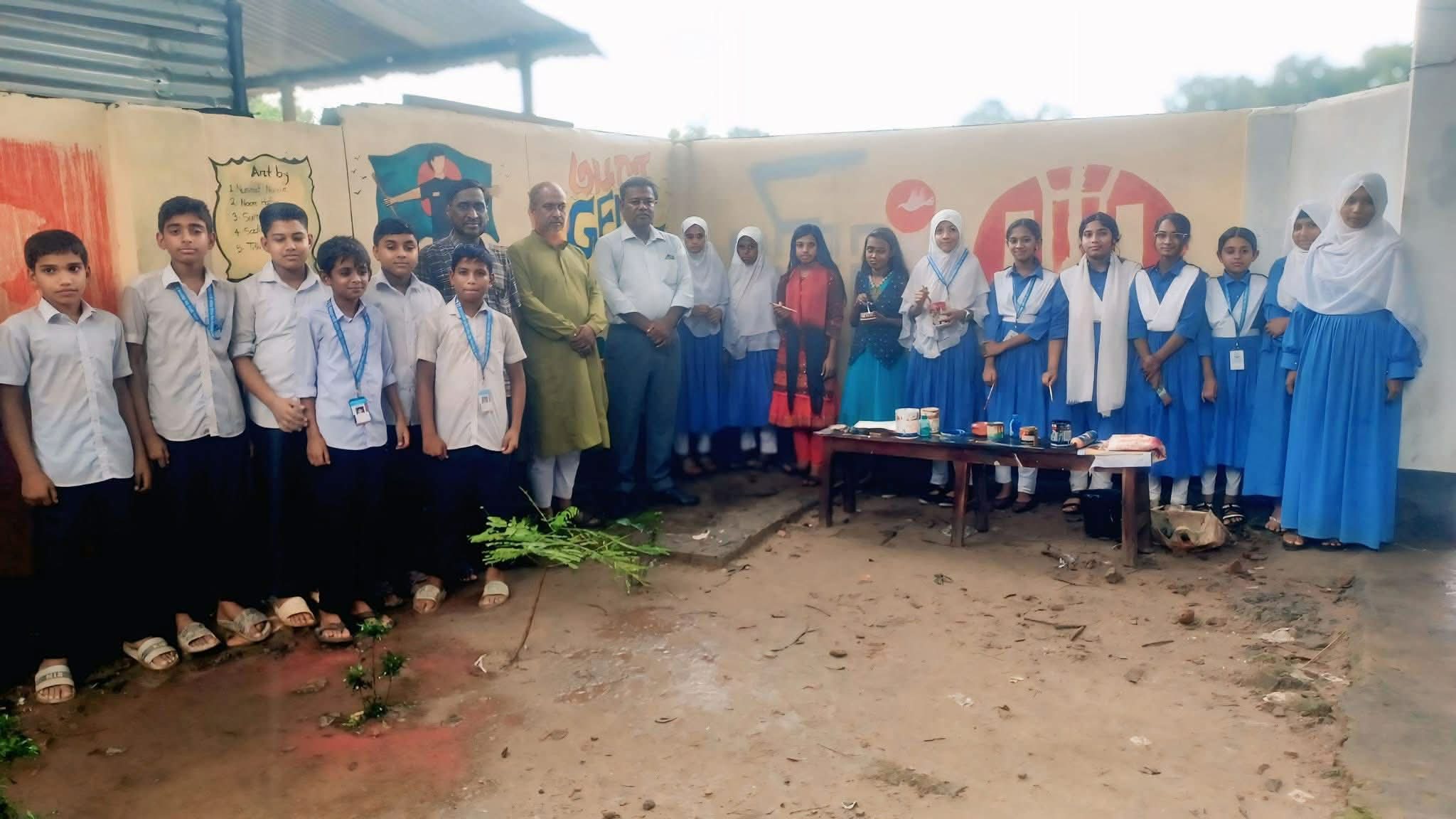 শিক্ষার্থীদের হাতে সৌন্দর্যবর্ধন কার্যক্রম।